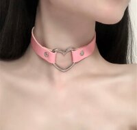 Sweetheart Choker – Zartrosa Halsband aus Kunstleder mit Herzanhänger