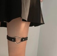 Heart Embrace Strap – Verstellbares schwarzes Beinband mit Herz-Detail aus Kunstleder