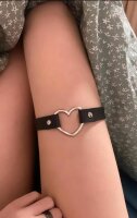 Heart Embrace Strap – Verstellbares schwarzes Beinband mit Herz-Detail aus Kunstleder
