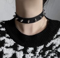 Rebel Edge Choker – Schwarzes Kunstleder-Halsband mit silbernen Nieten