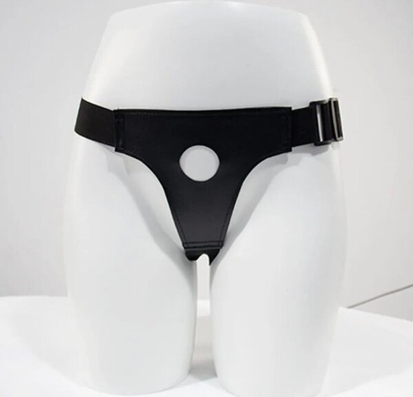 Black Command Harness – Verstellbares Strap-On Harness aus Kunstleder, XS–S, 38mm Öffnung
