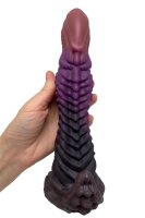 Parasite Fang Dildo – Alien-inspiriertes Biodesign mit Segmentstruktur, 23 cm, kraftvolle Krümmung & stabile Basis