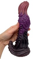 Parasite Fang Dildo – Alien-inspiriertes Biodesign mit Segmentstruktur, 23 cm, kraftvolle Krümmung & stabile Basis
