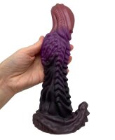Parasite Fang Dildo – Alien-inspiriertes Biodesign mit Segmentstruktur, 23 cm, kraftvolle Krümmung & stabile Basis