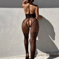 Noir Rose Halter Bodystocking – Schwarzer Spitzen Netz Catsuit mit Rosenmuster, seitlichen Lacing Cut Outs & ouvert Schritt, One Size XS–L